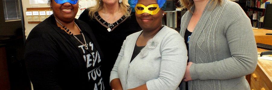 Vlnr is Ronette Dreyer, Sharman Geldenhuys, Bussiswe Mtatase en Edna van der Linde met hulle maskers nÃ¡ hul deelname aan Loslitdag